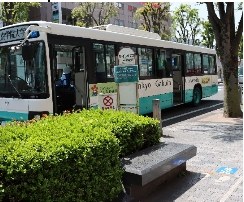 ふじみ野駅西口のスクールバス乗り場に停車中の無料スクールバス