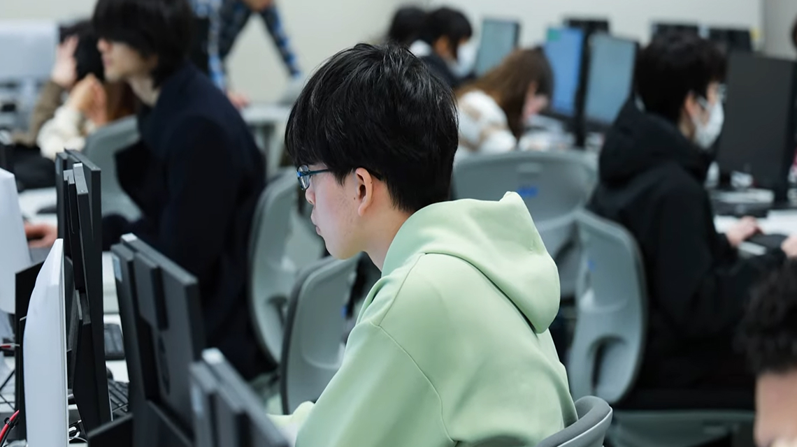学生がPCでデータ分析をしている風景