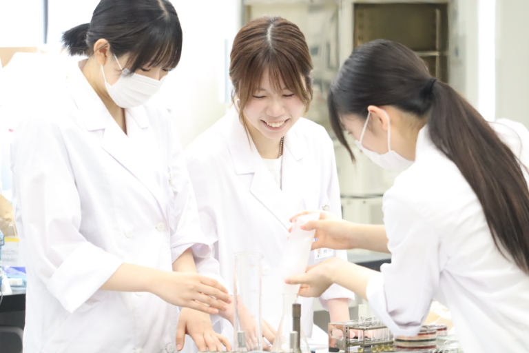 臨床検査学科授業紹介：「微生物学実習Ⅱ」